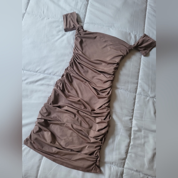 Elora Ruched Off The Shoulder - Picture 2 of 5